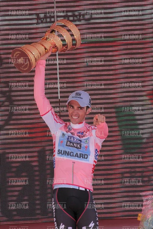 Alberto Contador vincitore con la coppa, Giro d'Italia, Milano, 2011