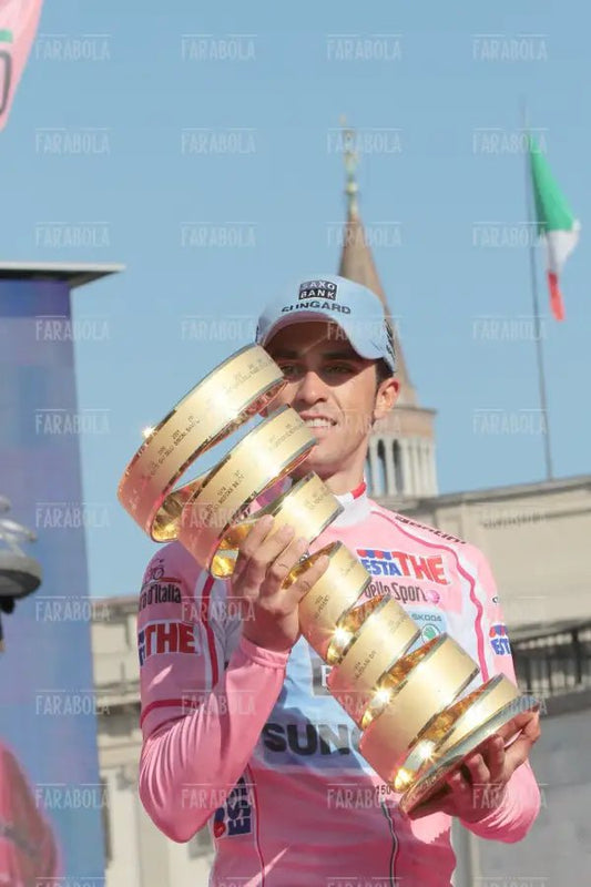 Alberto Contador vincitore con la coppa, Giro d'Italia, Milano, 2011