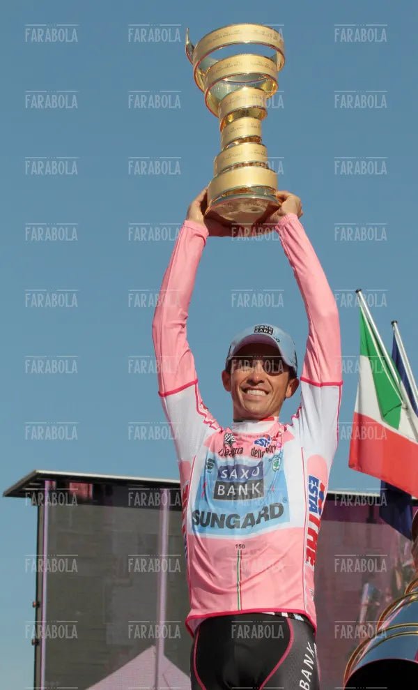 Alberto Contador vincitore con la coppa, Giro d'Italia, Milano, 2011