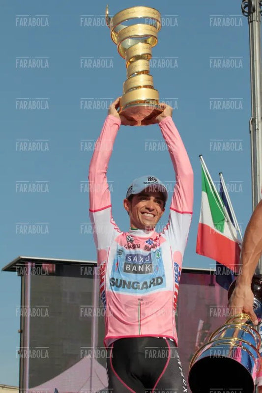 Alberto Contador vincitore con la coppa, Giro d'Italia, Milano, 2011