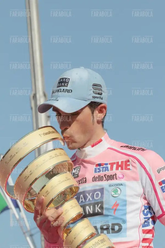Alberto Contador vincitore con la coppa, Giro d'Italia, Milano, 2011