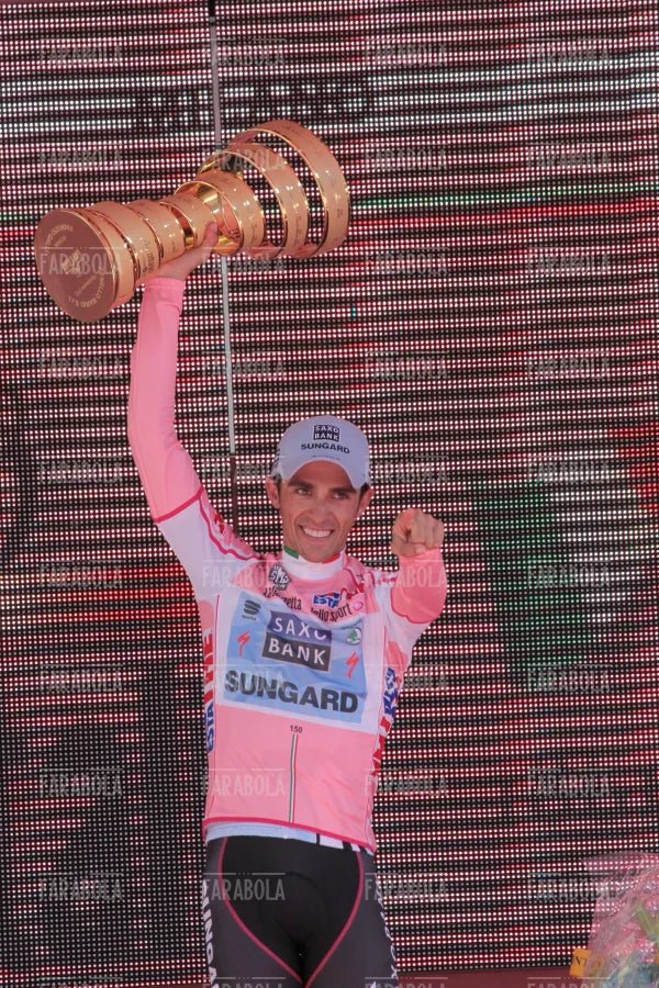 Alberto Contador vincitore con la coppa, Giro d'Italia, Milano, 2011