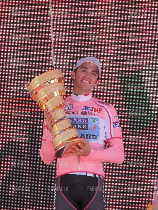 Alberto Contador vincitore con la coppa, Giro d'Italia, Milano, 2011