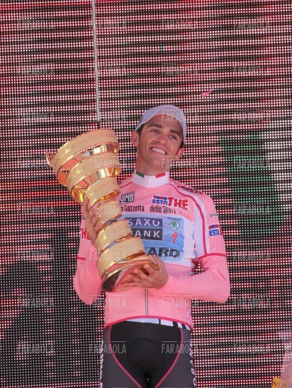 Alberto Contador vincitore con la coppa, Giro d'Italia, Milano, 2011