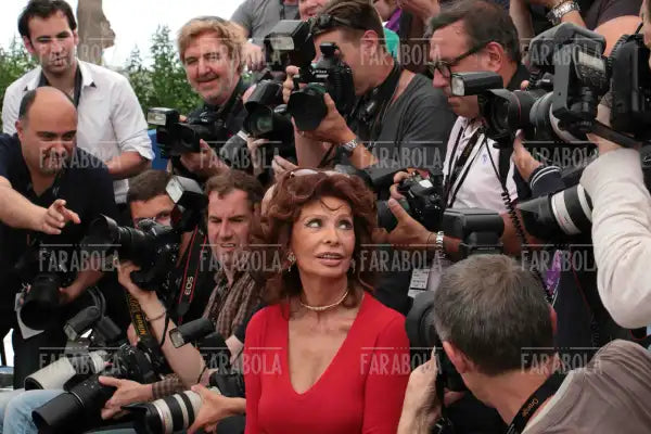 Sophia Loren circondata dai fotografi, Photocall del film La voce umana, Festival di Cannes, 2014