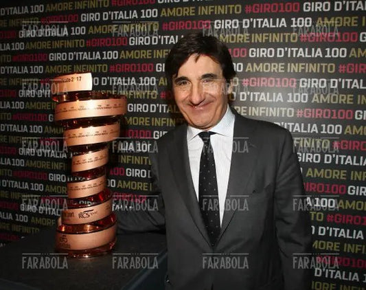 Urbano Cairo con la coppa del Giro, presentazione della tappa milanese del Giro d'Italia, Milano, 2017