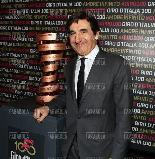 Urbano Cairo con la coppa del Giro, presentazione della tappa milanese del Giro d'Italia, Milano, 2017