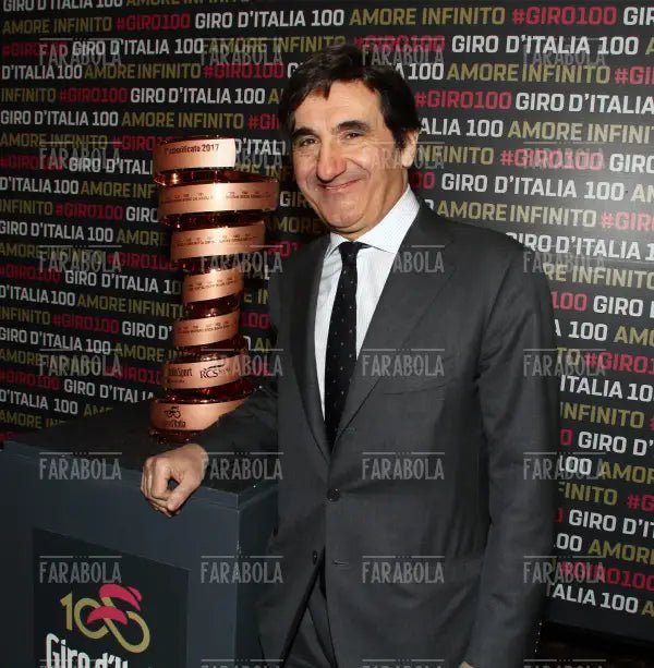 Urbano Cairo con la coppa del Giro, presentazione della tappa milanese del Giro d'Italia, Milano, 2017