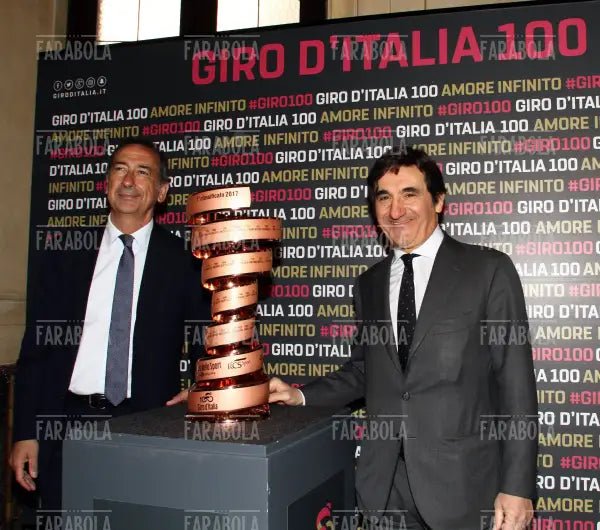 Giuseppe Sala e Urbano Cairo con la coppa del Giro, presentazione della tappa milanese del Giro d'Italia, Milano, 2017