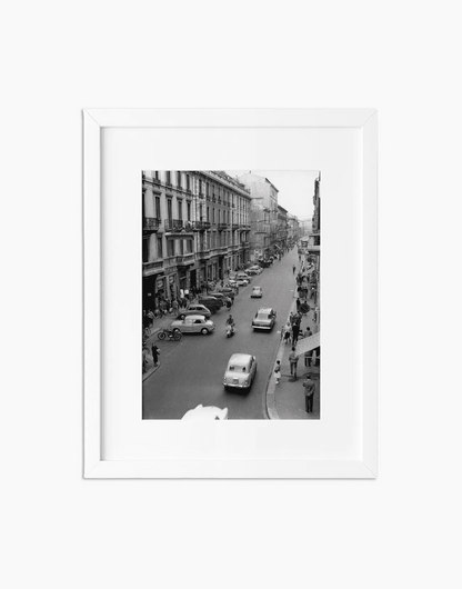 Via Paolo Sarpi, Milano 1958 — stampa fine art con cornice bianca