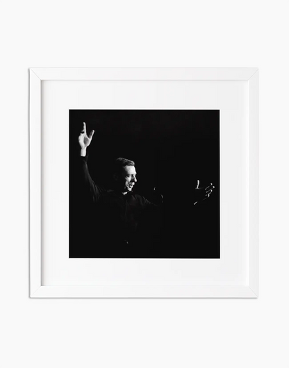 Yves Montand, 1959 — stampa fine art con cornice bianca