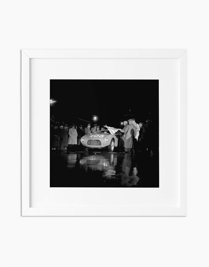 Villoresi su Ferrari, Mille Miglia 1951 — stampa fine art con cornice bianca