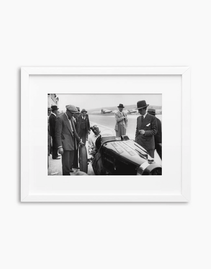 Achille Varzi su Bugatti, 1932 — stampa fine art con cornice bianca