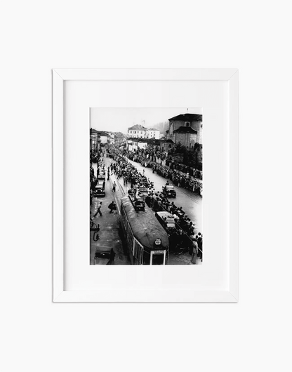 Traguardo di tappa a Torino, Giro d'Italia 1948 — stampa fine art con cornice bianca
