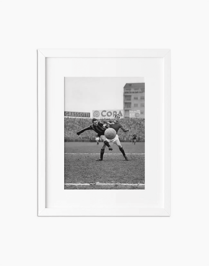 Tiro di Lorenzi, Inter-Como 1952 — stampa fine art con cornice bianca