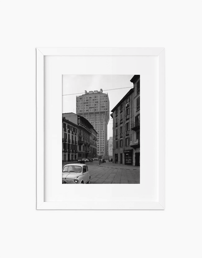Torre Velasca, Milano 1958 — stampa fine art con cornice bianca