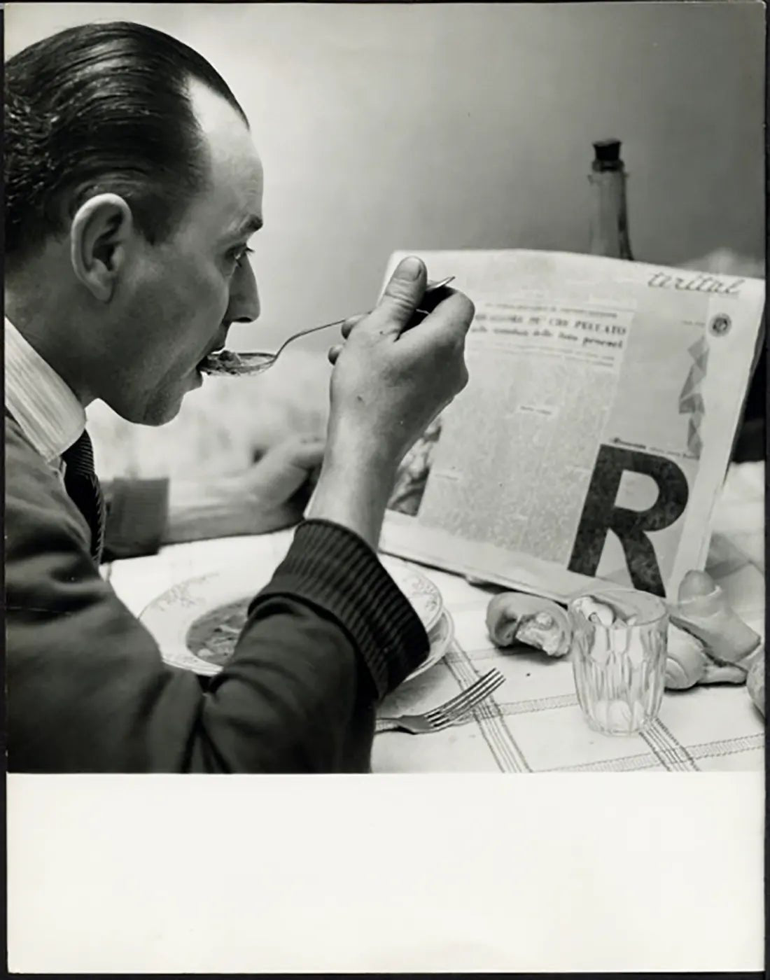 A tavola tortellini e giornale anni 60 Ft 37487 - Stampa 21x27 cm - Farabola Stampa ai sali d'argento