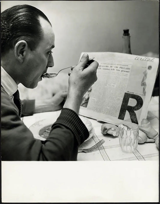 A tavola tortellini e giornale anni 60 Ft 37487 - Stampa 21x27 cm - Farabola Stampa ai sali d'argento