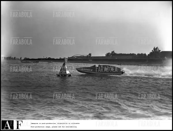 Achille Castoldi durante i Campionati europei all'Idroscalo, Milano, 1949 - Farabola Immagine digitale
