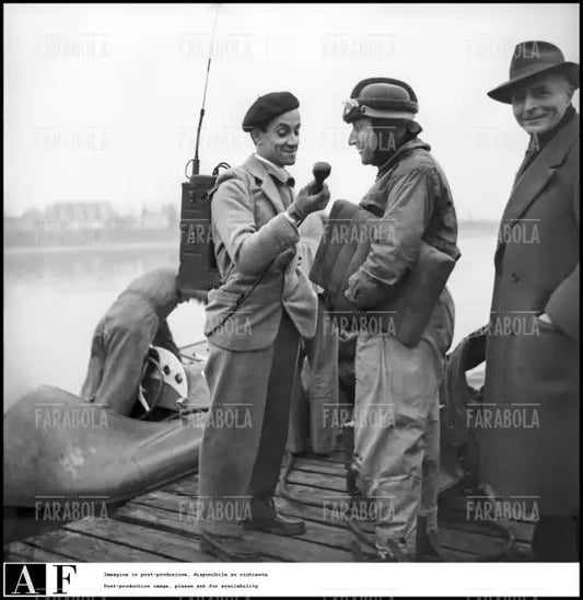 Achille Castoldi durante un'intervista con la Rai all'Idroscalo, Milano, 1948 - Farabola Immagine digitale