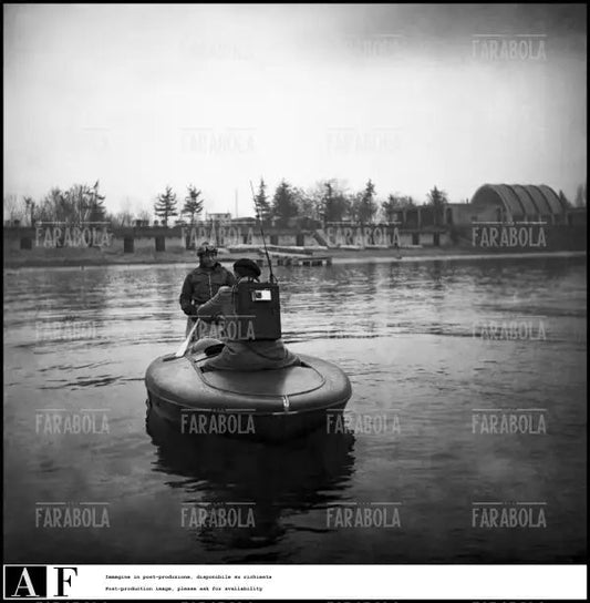 Achille Castoldi durante un'intervista con la Rai all'Idroscalo, Milano, 1948 - Farabola Immagine digitale