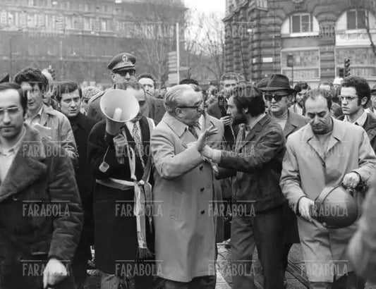 Achille Serra durante la guerriglia a Milano, 1972 - Farabola Immagine digitale