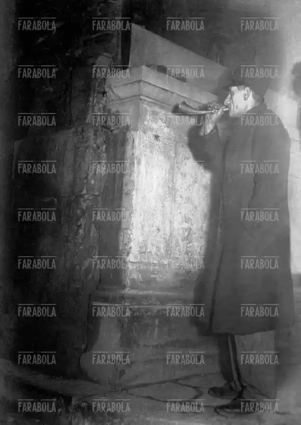 Addetto ATM dirige il traffico dei tram, Milano, 1946 - Farabola Immagine digitale
