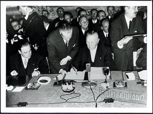 Adenauer firma il Trattato di Roma 1957 Ft 37775 - Stampa 24x18 cm - Farabola Stampa ai sali d'argento (anni 90)