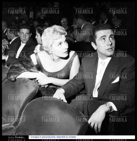 Adriana Serra ed Enzo Tortora assistono a Un paio d'ali, Milano, 1957 - Farabola Immagine digitale