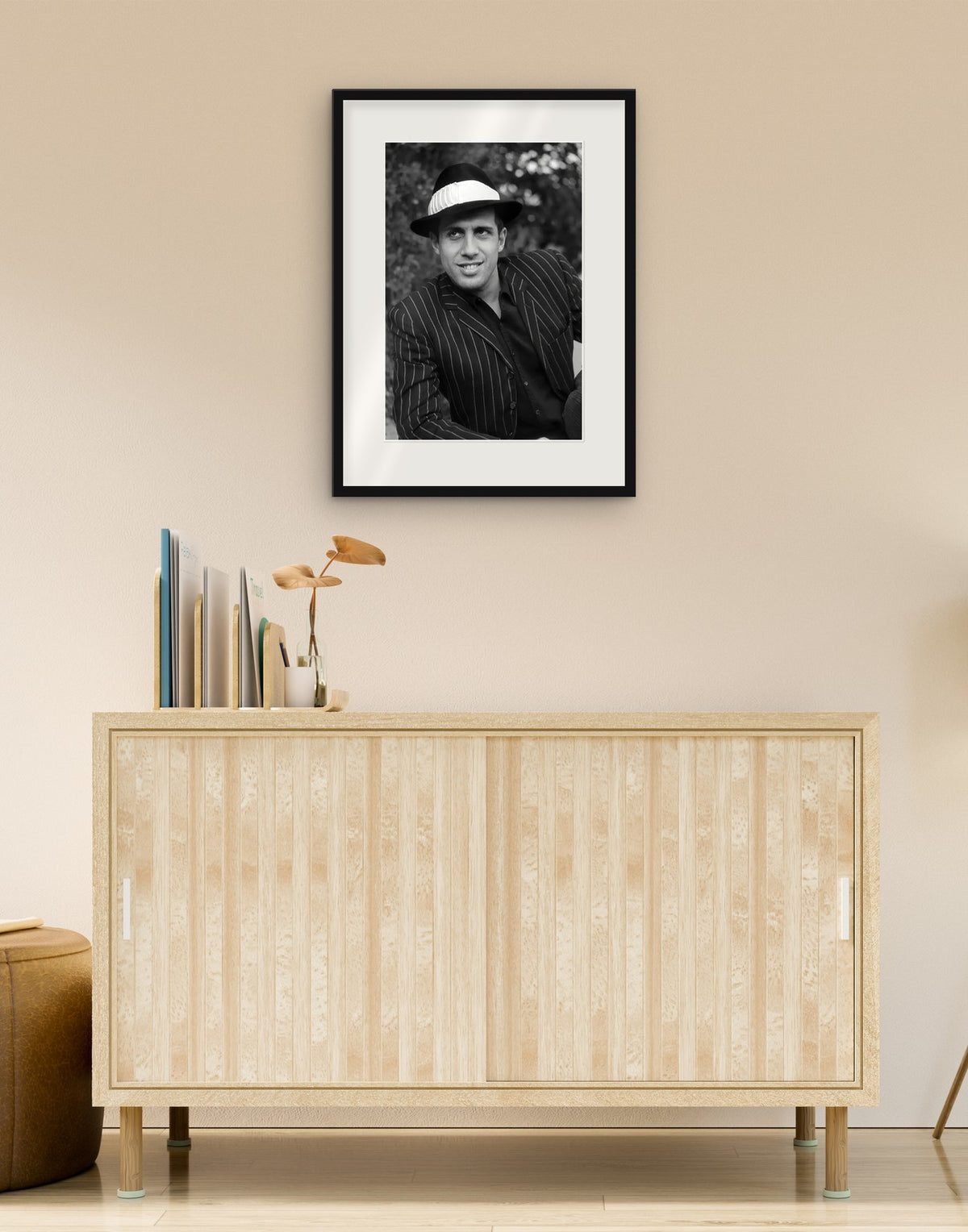 Fine-Art-Druck von „Adriano Celentano, 1960“ mit schwarzem Rahmen und Passepartout, im Wohnzimmer über einer Anrichte aufgehängt