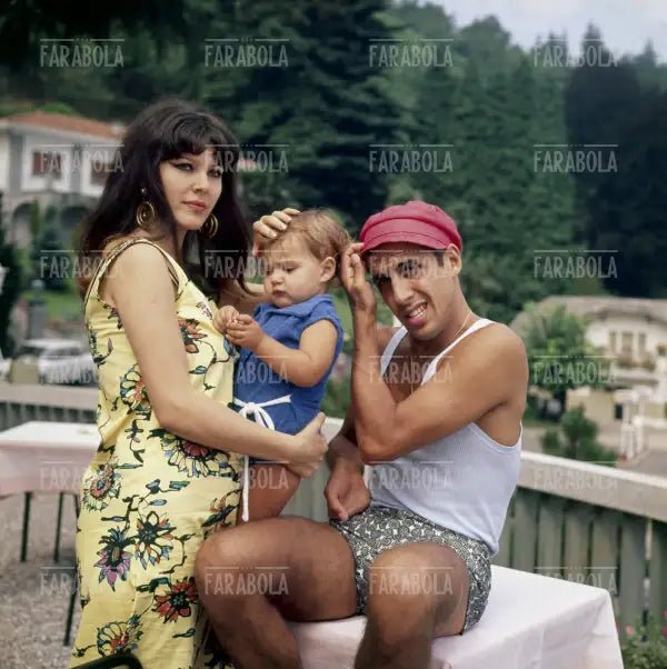 Adriano Celentano, Claudia Mori e la figlia Rosita, 1966 - Farabola Immagine digitale