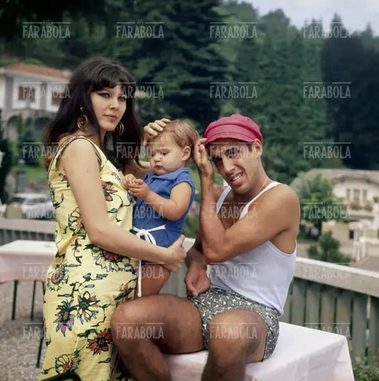 Adriano Celentano, Claudia Mori e la figlia Rosita, 1966 - Farabola Immagine digitale