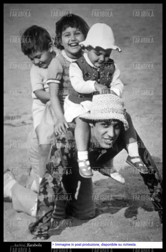 Adriano Celentano con i figli Giacomo, Rosita e Rosalinda, anni 70 - Farabola Immagine digitale