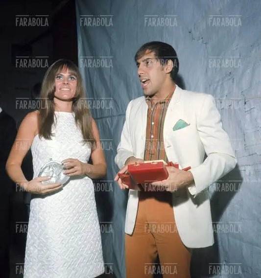 Adriano Celentano con la fidanzata Milena Cantù, anni 60 - Farabola Immagine digitale