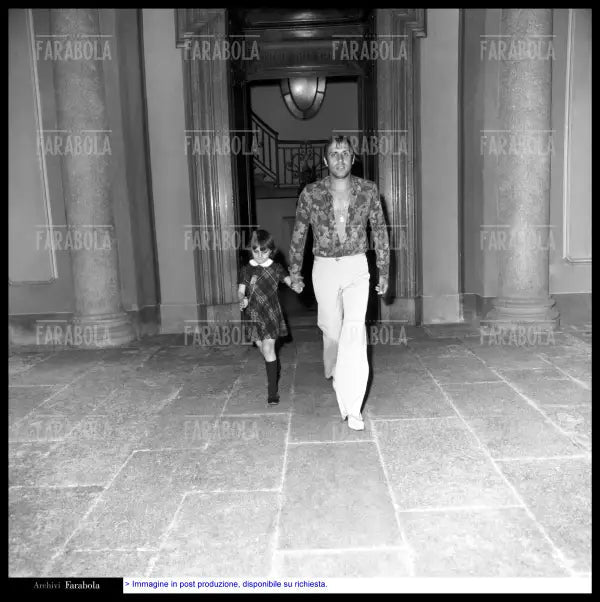Adriano Celentano con la figlia Rosalinda, 1974 - Farabola Immagine digitale