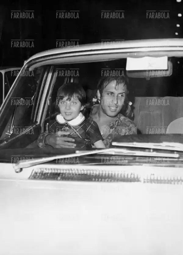 Adriano Celentano con la figlia Rosalinda, Milano, 1974 - Farabola Immagine digitale