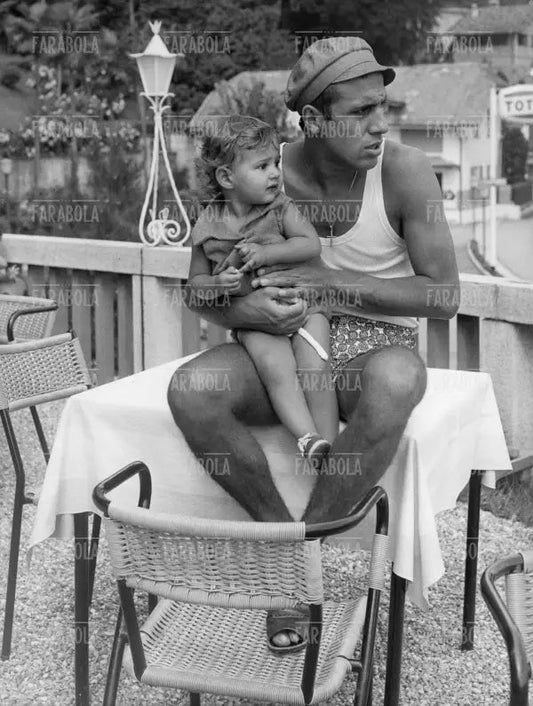 Adriano Celentano con la figlia Rosita, Stresa, 1966 - Farabola Immagine digitale