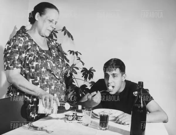 Adriano Celentano con la madre Giuditta, 1961 - Farabola Immagine digitale