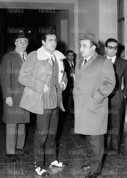 Adriano Celentano con l'avvocato Bovio, Milano, 1967 - Farabola Immagine digitale