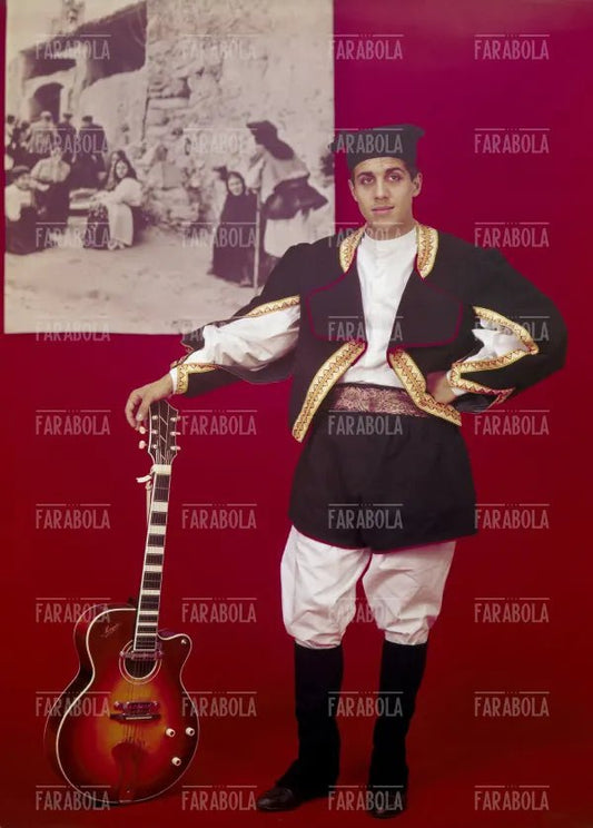 Adriano Celentano con un abito tradizionale sardo, 1960 - Farabola Immagine digitale