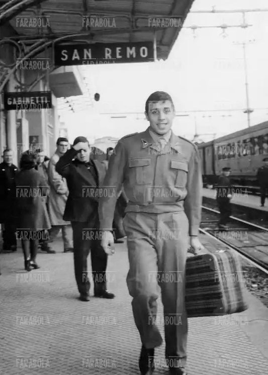 Adriano Celentano durante il servizio militare, 1961 - Farabola Immagine digitale