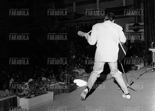 Adriano Celentano durante un concerto, 1958 - Farabola Immagine digitale
