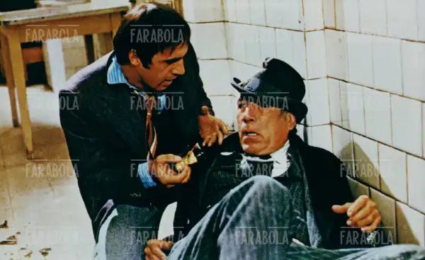 Adriano Celentano e Anthony Quinn nel film Bluff - storia di truffe e di imbroglioni, 1976 - Farabola Immagine digitale