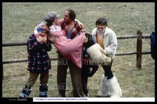 Adriano Celentano e Claudia Mori con i figli, anni 70 - Farabola Immagine digitale