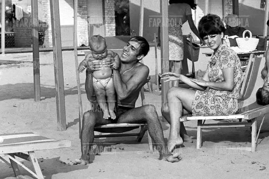 Adriano Celentano e Claudia Mori con i figli, Marina di Pietrasanta, 1967 - Farabola Immagine digitale