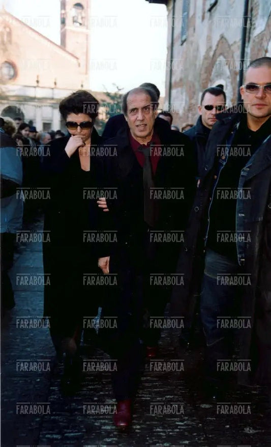 Adriano Celentano e Claudia Mori, funerali di Giorgio Gaber, 2003 - Farabola Immagine digitale