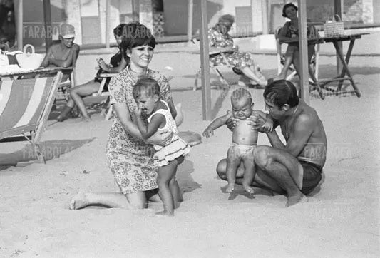 Adriano Celentano e Claudia Mori in spiaggia, Marina di Pietrasanta, 1967 - Farabola Immagine digitale