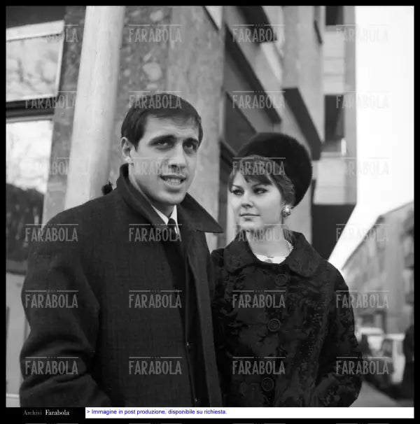Adriano Celentano e Claudia Mori, Milano, 1965 - Farabola Immagine digitale
