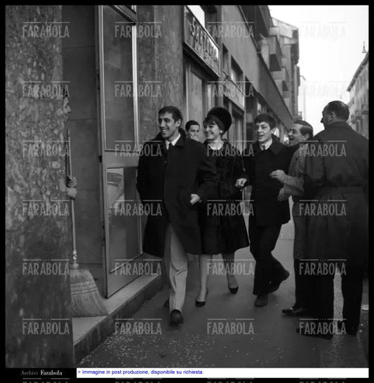 Adriano Celentano e Claudia Mori, Milano, 1965 - Farabola Immagine digitale