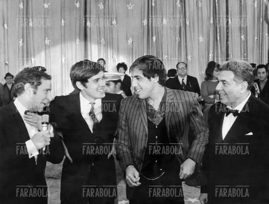 Adriano Celentano e Gianni Morandi, sereta benefica a Milano, 1969 - Farabola Immagine digitale